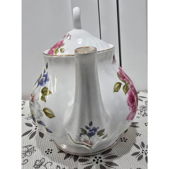 Grace Teaware Floral Teapot with Lid | White Porcelain | Gold Trim - Picture 8 of 15